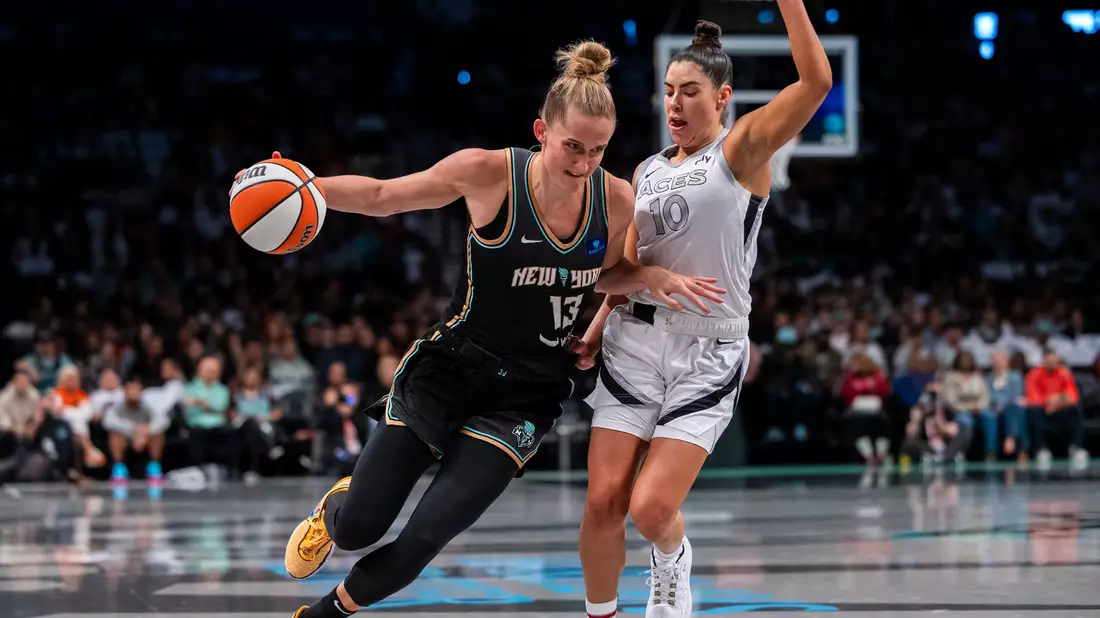 Leonie Fiebich (l) muss in den WNBA-Playoffs mit den New York Liberty in ein viertes Halbfinale gegen Las Vegas. - Bild: Corey Sipkin/AP/dpa