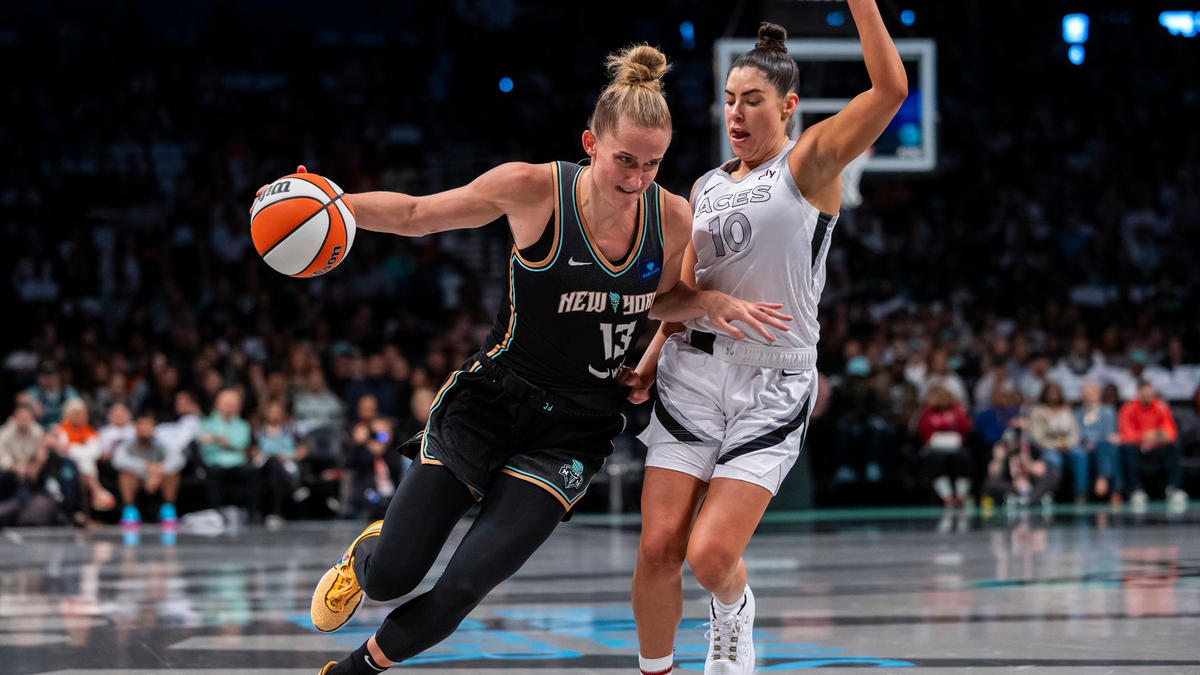 Leonie Fiebich (l) muss in den WNBA-Playoffs mit den New York Liberty in ein viertes Halbfinale gegen Las Vegas. - Foto: Corey Sipkin/AP/dpa