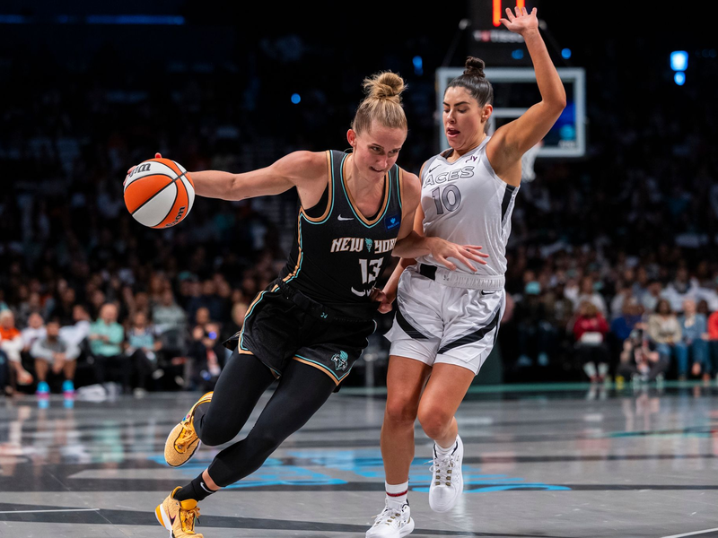 Leonie Fiebich (l) muss in den WNBA-Playoffs mit den New York Liberty in ein viertes Halbfinale gegen Las Vegas. - Foto: Corey Sipkin/AP/dpa