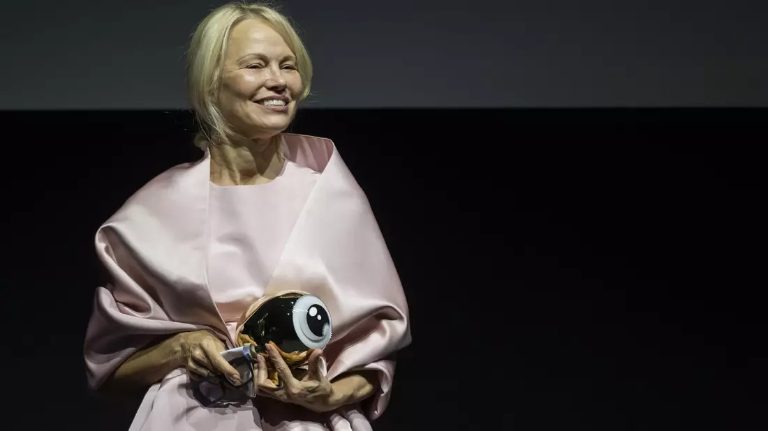 In Zürich geehrt für ihre vielseitige Karriere und den Film «The Last Showgirl»: Pamela Anderson. - Bild: Ennio Leanza/KEYSTONE/dpa