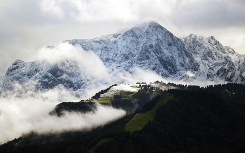 Der Bergsteiger war bei schlechtem Wetter allein unterwegs und verunglückte (Symbolbild). - Foto: Barbara Gindl/APA/dpa