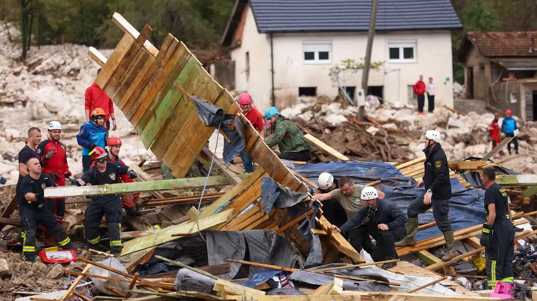 Bei Überschwemmungen und Erdrutschen in Bosnien-Herzegowina kamen mindestens 16 Menschen ums Leben. - Bild: Armin Durgut/AP