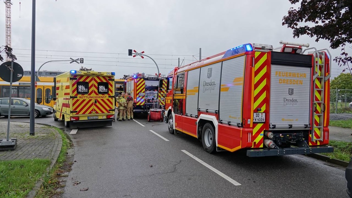FW Dresden: Schwerer Verkehrsunfall zwischen Pkw und Straßenbahn - Foto: presseportal.de