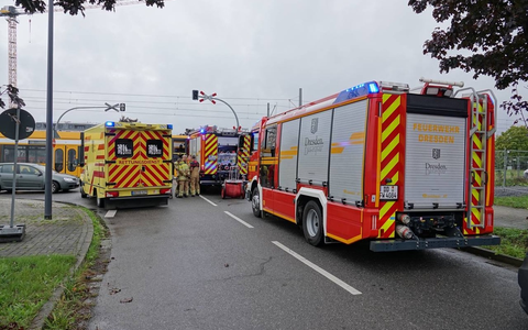 FW Dresden: Schwerer Verkehrsunfall zwischen Pkw und Straßenbahn - Foto: presseportal.de