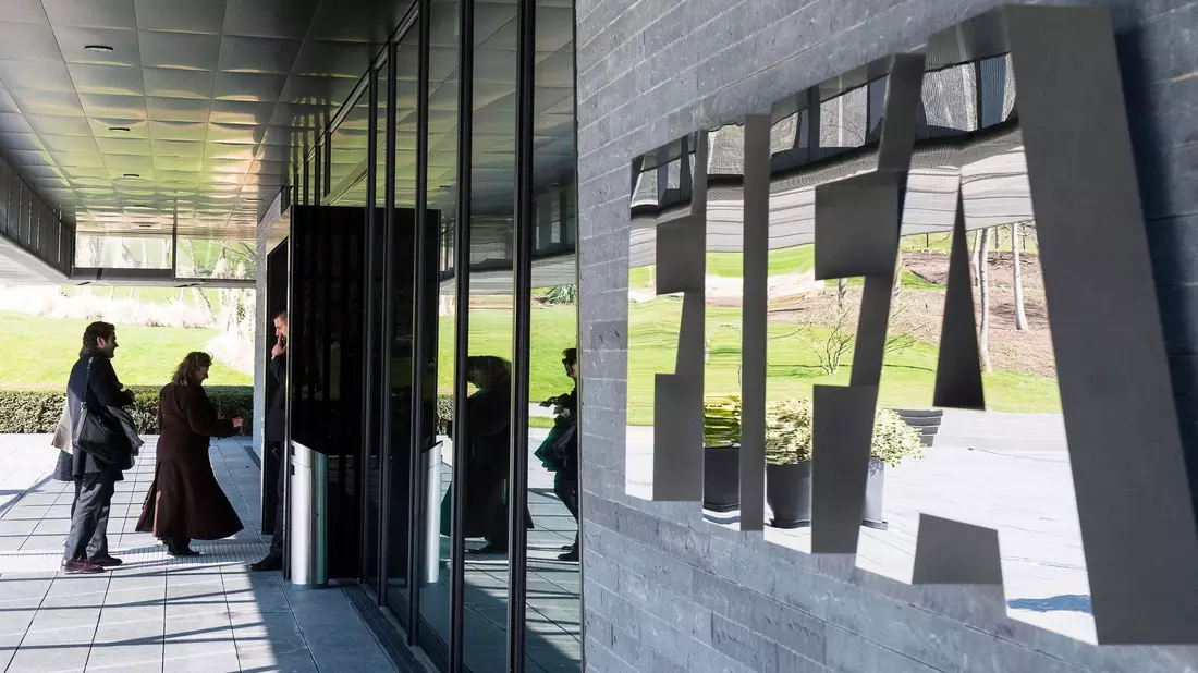 Die FIFA steht wegen ihrer Transferregeln unter Druck. - Bild: picture alliance / dpa