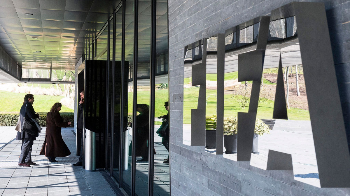 Die FIFA steht wegen ihrer Transferregeln unter Druck. - Foto: picture alliance / dpa