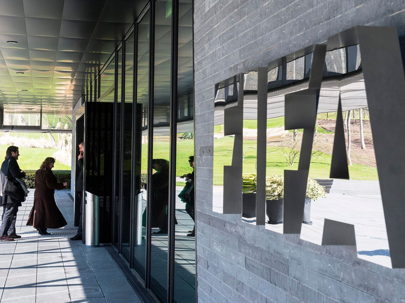 Die FIFA steht wegen ihrer Transferregeln unter Druck. - Foto: picture alliance / dpa