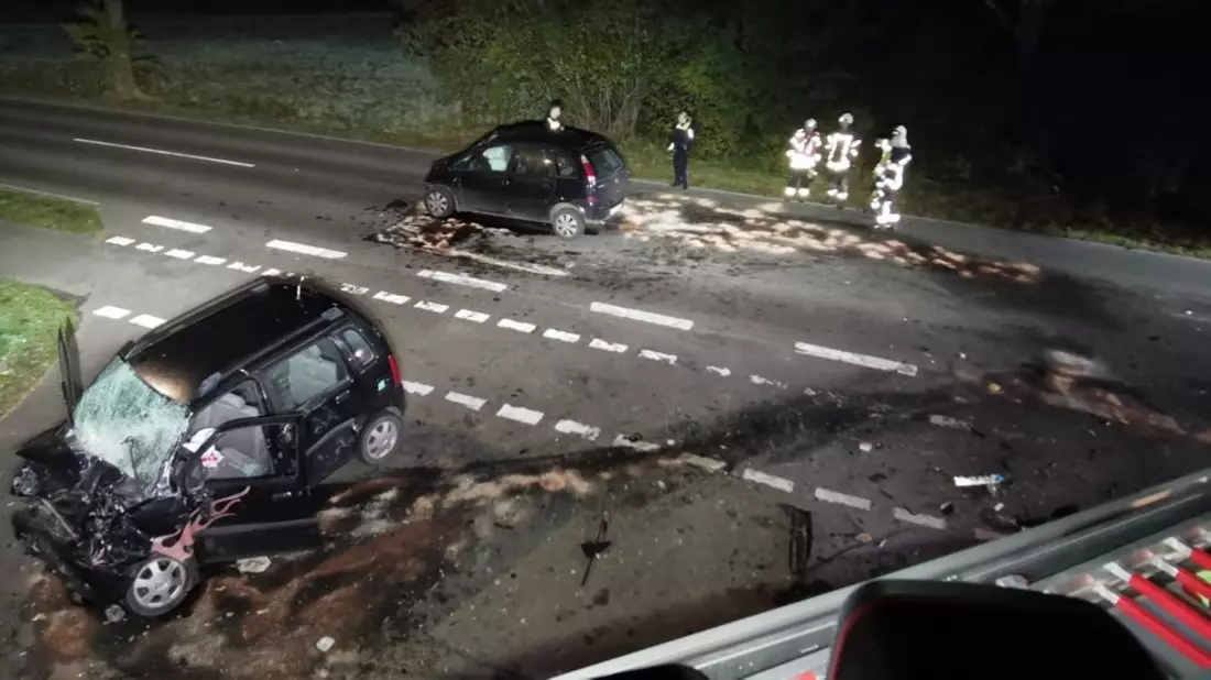 FFW Fredenbeck: Schwerer Verkehrsunfall mit eingeklemmten Personen / 20-jähriger lebensbedrohlich verletzt - Bild: presseportal.de