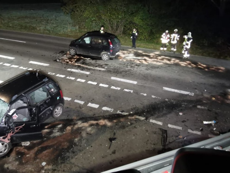 FFW Fredenbeck: Schwerer Verkehrsunfall mit eingeklemmten Personen / 20-jähriger lebensbedrohlich verletzt - Foto: presseportal.de