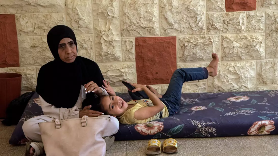 Im Libanon sind schon mehr als eine halbe Million Menschen auf der Flucht.  - Bild: Bilal Hussein/AP/dpa