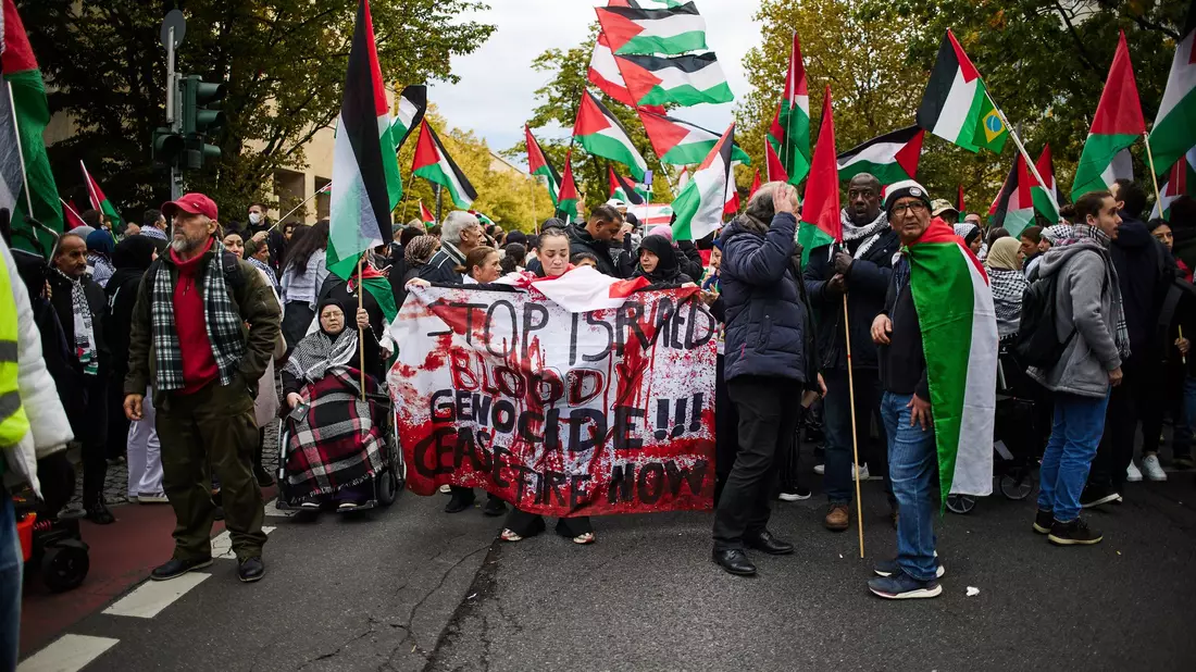 Die proisraelischen Demonstranten versammelten sich vor der Humboldt-Universität - Bild: Joerg Carstensen/dpa
