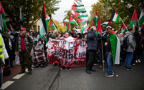 Die proisraelischen Demonstranten versammelten sich vor der Humboldt-UniversitÀt - Foto: Joerg Carstensen/dpa Die proisraelischen Demonstranten versammelten sich vor der Humboldt-UniversitÀt - Foto: Joerg Carstensen/dpa