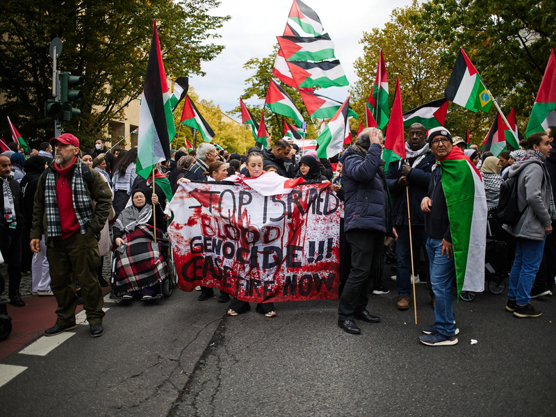 Die proisraelischen Demonstranten versammelten sich vor der Humboldt-Universität - Foto: Joerg Carstensen/dpa