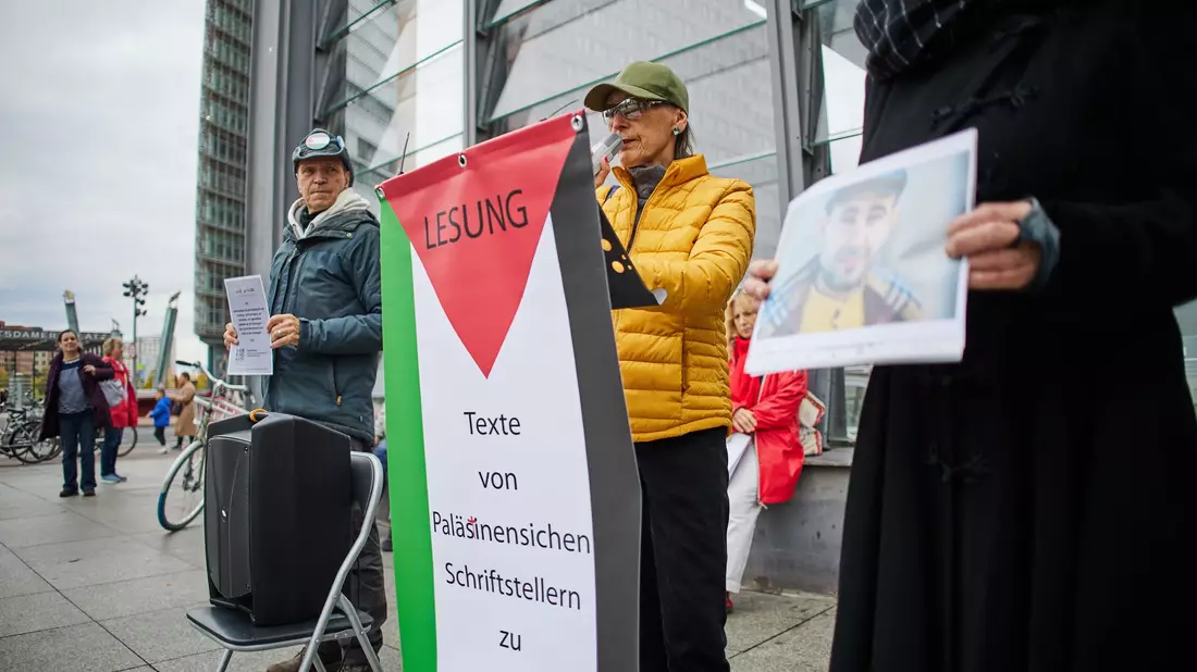 Es wurde auch aus Texten palästinensischer Schriftsteller vorgelesen - Bild: Joerg Carstensen/dpa