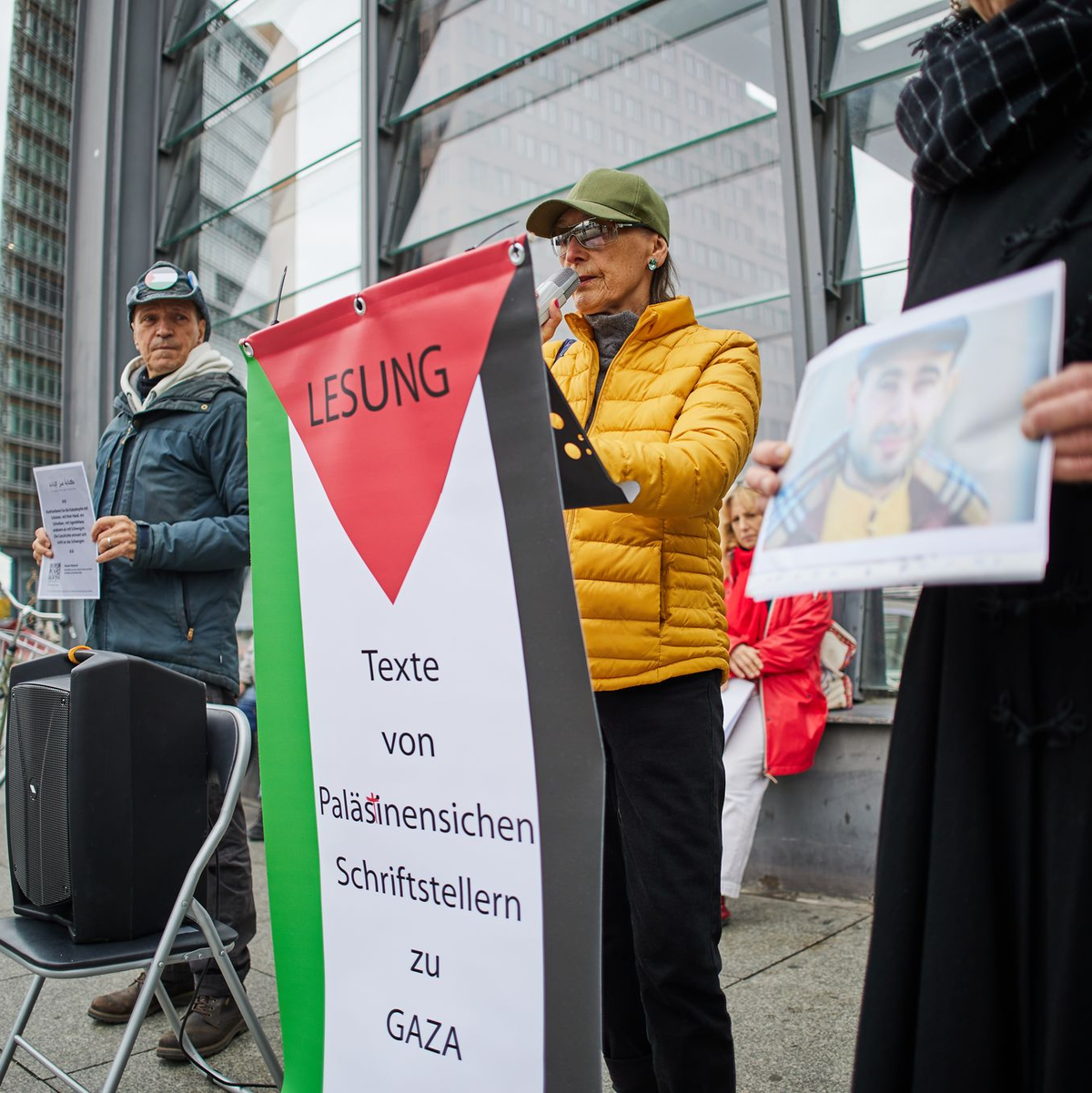 Anlässlich des Jahrestags des Hamas-Überfalls wird aus Solidarität mit Israel demonstriert. - Foto: Joerg Carstensen/dpa