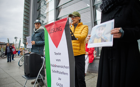 Anlässlich des Jahrestags des Hamas-Überfalls wird aus Solidarität mit Israel demonstriert. - Foto: Joerg Carstensen/dpa