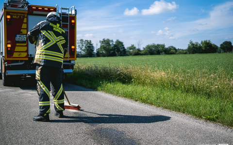 FW Hünxe: Auslaufende Betriebsmittel an der A3-Anschlussstelle - Foto: presseportal.de