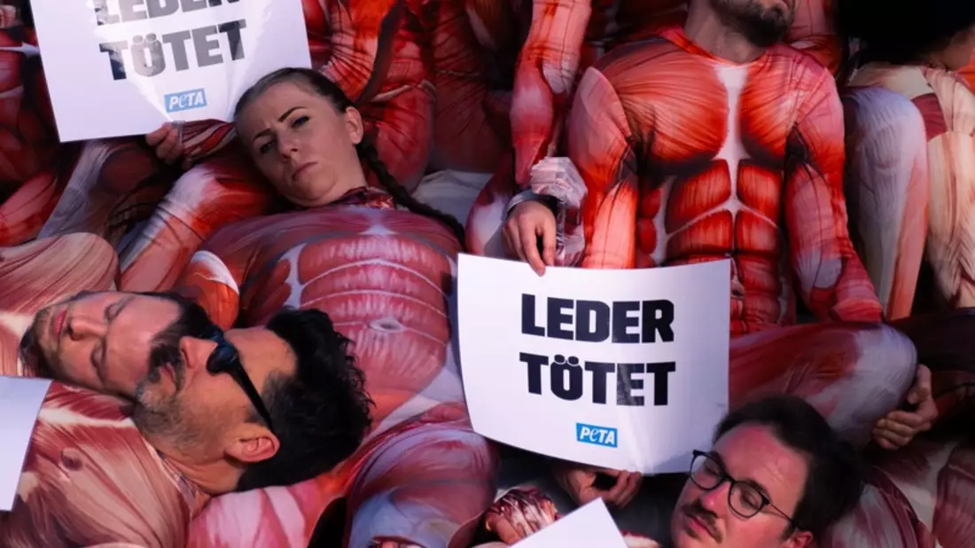 Aktuelles Bildmaterial von PETA-Großdemonstration in Köln: Mit Berg aus gehäuteten Menschen protestierten Tierschützer gegen millionenfaches Töten von Tieren für Lederprodukte - Bild: presseportal.de