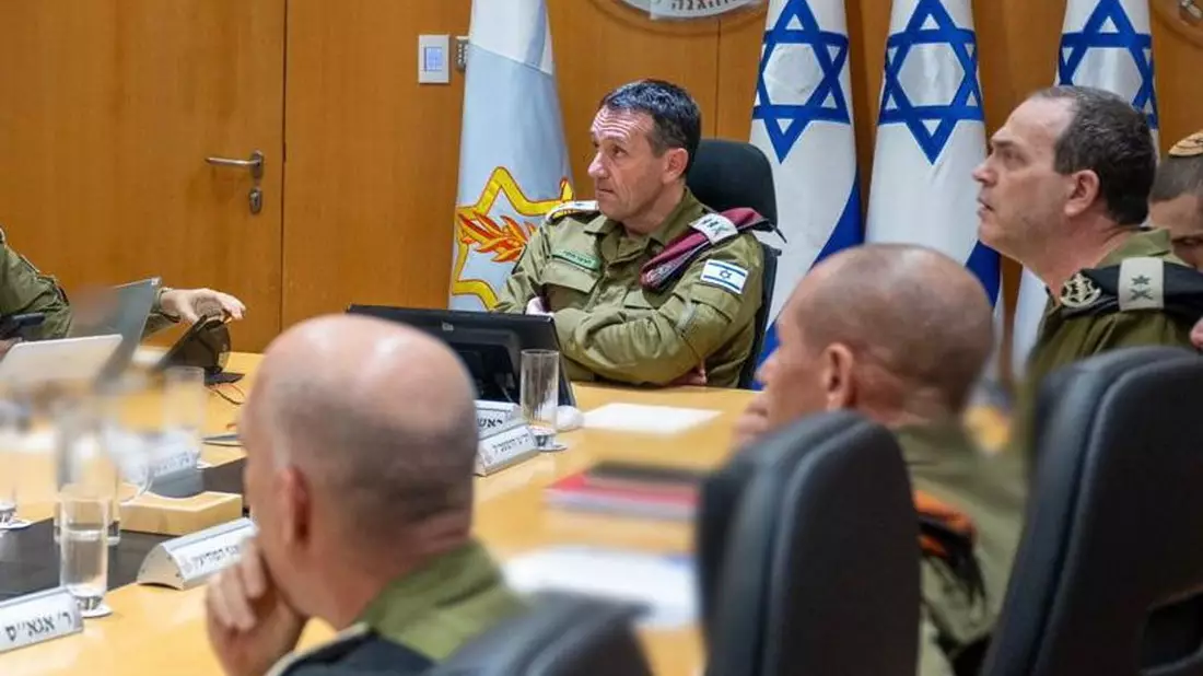 Israels Militärchef Herzi Halevi bei einer Sitzung im Hauptquartier der Armee in Tel Aviv. (Archivbild) - Bild: -/IDF via XinHua/dpa