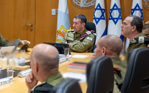 Israels Militärchef Herzi Halevi bei einer Sitzung im Hauptquartier der Armee in Tel Aviv. (Archivbild) - Foto: -/IDF via XinHua/dpa