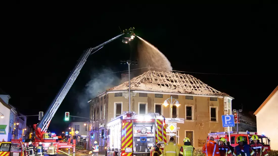 FW LK Neunkirchen: Brand eines leerstehenden Hotel-Restaurants in der Hauptstraße - Bild: presseportal.de