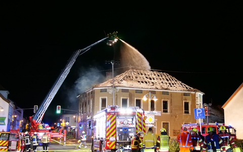 FW LK Neunkirchen: Brand eines leerstehenden Hotel-Restaurants in der Hauptstraße - Foto: presseportal.de