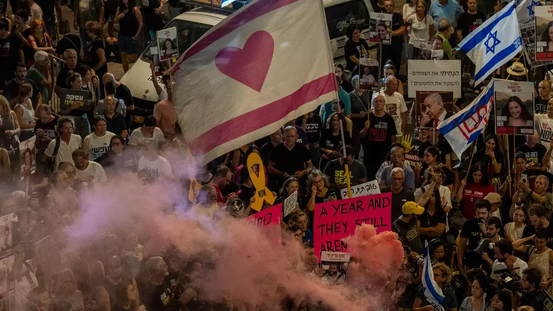 Protest für Geisel-Deal in Tel Aviv kurz vor dem Jahrestag des Hamas-Massakers. - Bild: Ariel Schalit/AP