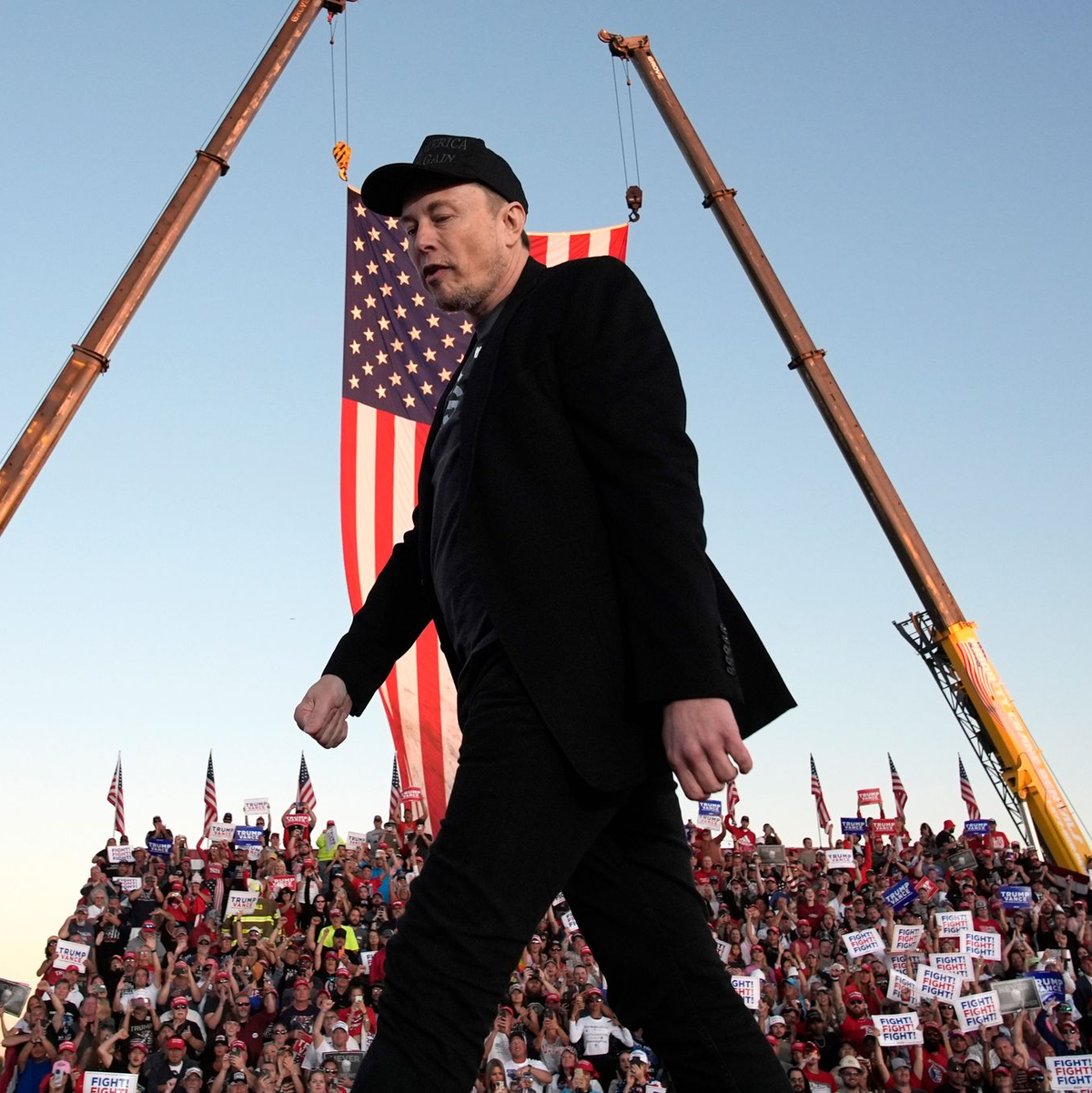 Trumps Kontrahentin Kamala Harris und die Demokraten wollten den Menschen viele Rechte nehmen, behauptete Musk in Butler. - Foto: Alex Brandon/AP/dpa