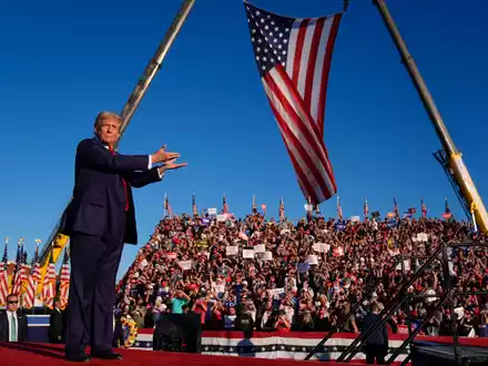 Trump bei seiner letzten Rede in Pennsylvania vor der US-Wahl - Foto: Evan Vucci/AP/dpa