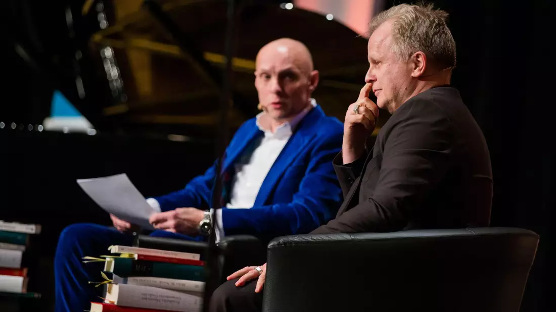 Verbindet eine lange Freundschaft und Zusammenarbeit: Schon 2015 saßen  Michael Lentz und Herbert Grönemeyer zusammen auf der Bühne und sprachen über die Texte des Musikers, damals bei der Lit.Cologne. - Bild: picture alliance / dpa
