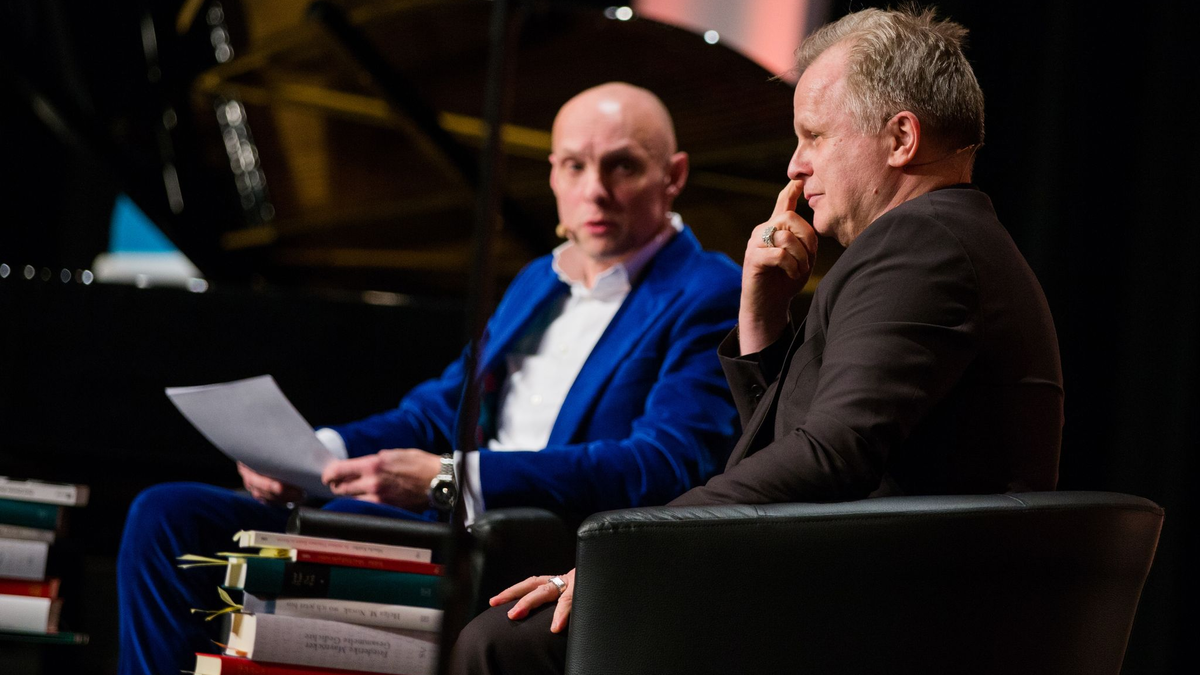 Verbindet eine lange Freundschaft und Zusammenarbeit: Schon 2015 saßen  Michael Lentz und Herbert Grönemeyer zusammen auf der Bühne und sprachen über die Texte des Musikers, damals bei der Lit.Cologne. - Foto: picture alliance / dpa