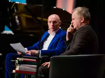Verbindet eine lange Freundschaft und Zusammenarbeit: Schon 2015 saßen  Michael Lentz und Herbert Grönemeyer zusammen auf der Bühne und sprachen über die Texte des Musikers, damals bei der Lit.Cologne. - Foto: picture alliance / dpa