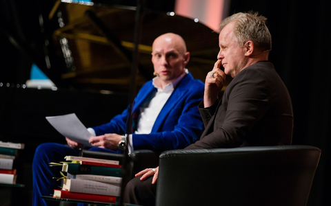 Verbindet eine lange Freundschaft und Zusammenarbeit: Schon 2015 saßen  Michael Lentz und Herbert Grönemeyer zusammen auf der Bühne und sprachen über die Texte des Musikers, damals bei der Lit.Cologne. - Foto: picture alliance / dpa