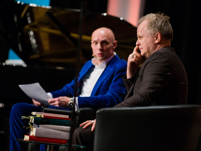 Verbindet eine lange Freundschaft und Zusammenarbeit: Schon 2015 saßen  Michael Lentz und Herbert Grönemeyer zusammen auf der Bühne und sprachen über die Texte des Musikers, damals bei der Lit.Cologne. - Foto: picture alliance / dpa
