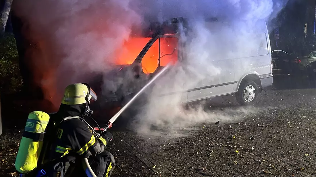 FW Moers: Am Sonntagmorgen brannte ein Kleintransporter an der Kirschenallee - Bild: presseportal.de