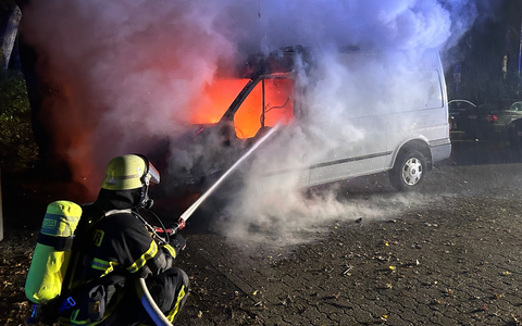 FW Moers: Am Sonntagmorgen brannte ein Kleintransporter an der Kirschenallee - Foto: presseportal.de