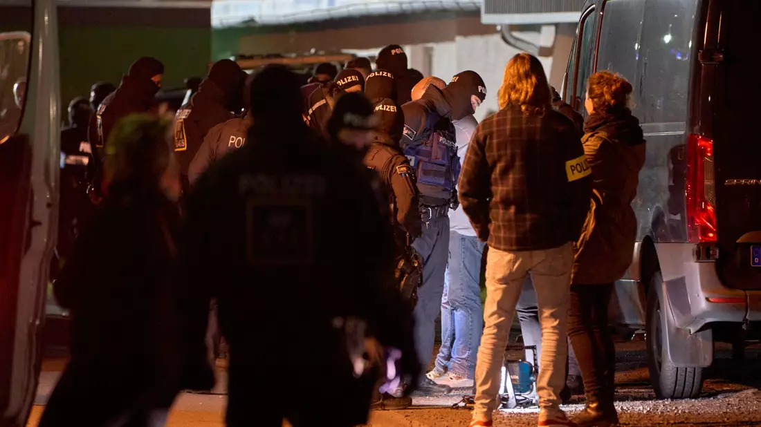 Die Polizei nahm die Personalien von Teilnehmenden auf. - Bild: ---/TNN/dpa