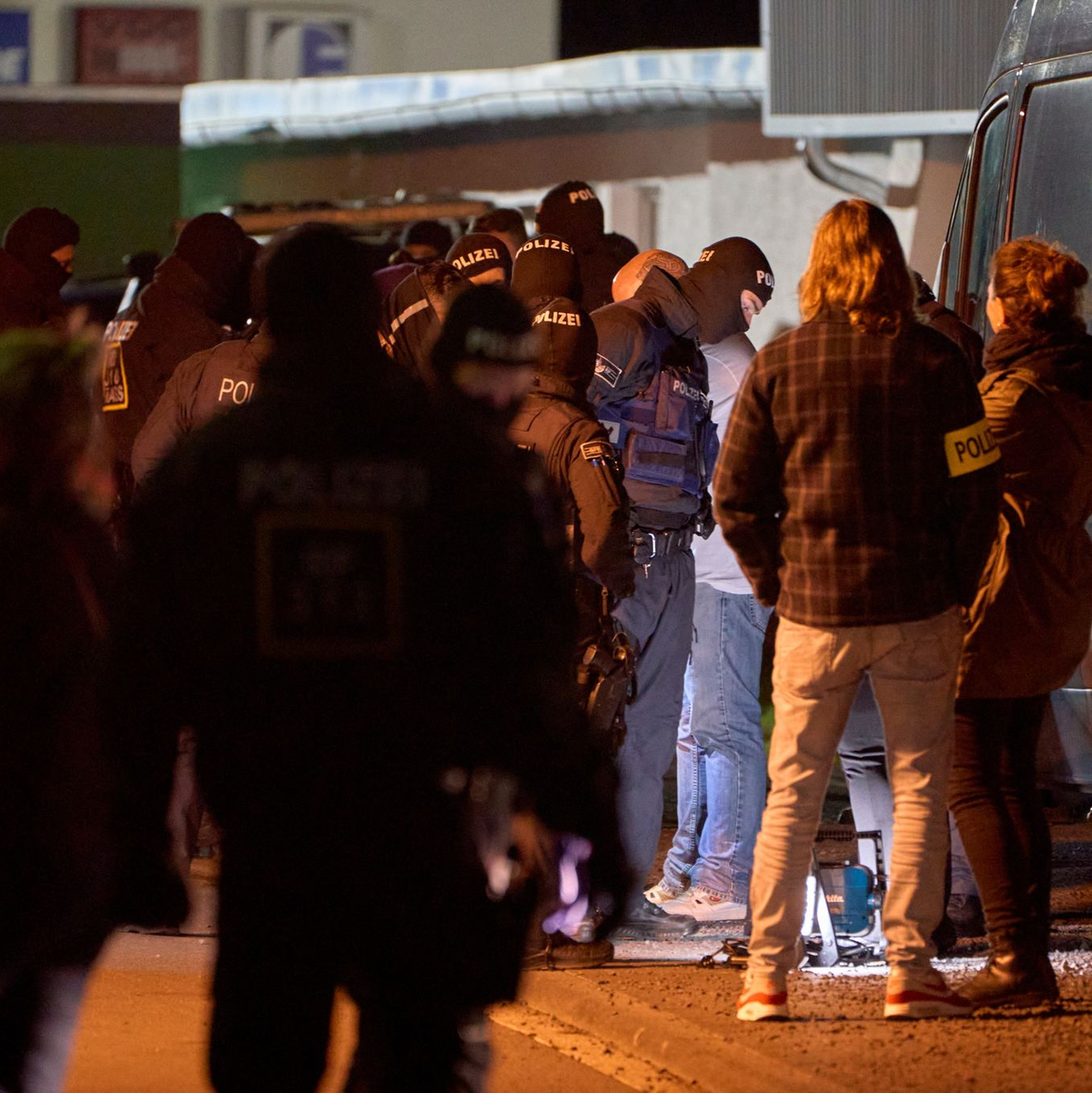 Die Polizei nahm die Personalien von Teilnehmenden auf. - Foto: ---/TNN/dpa