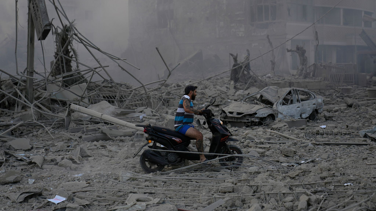 Viele Gebäude in den südlichen Vororten Beiruts sind komplett zerstört. - Foto: Hussein Malla/AP