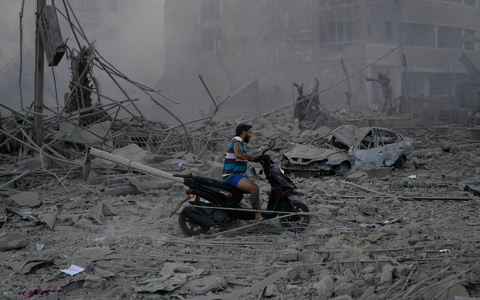 Viele Gebäude in den südlichen Vororten Beiruts sind komplett zerstört. - Foto: Hussein Malla/AP