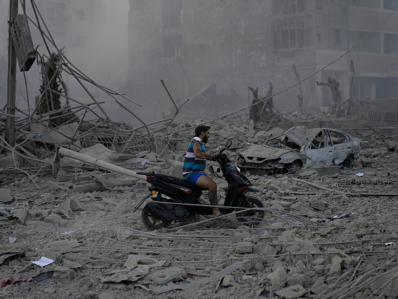 Viele Gebäude in den südlichen Vororten Beiruts sind komplett zerstört. - Foto: Hussein Malla/AP