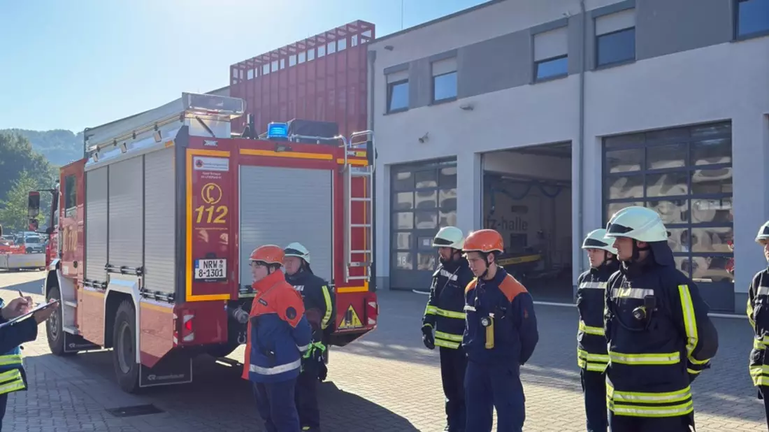 FW-EN: 18 Mitglieder der Feuerwehr Hattingen haben erfolgreich ihre Grundausbildung abgeschlossen - Bild: presseportal.de