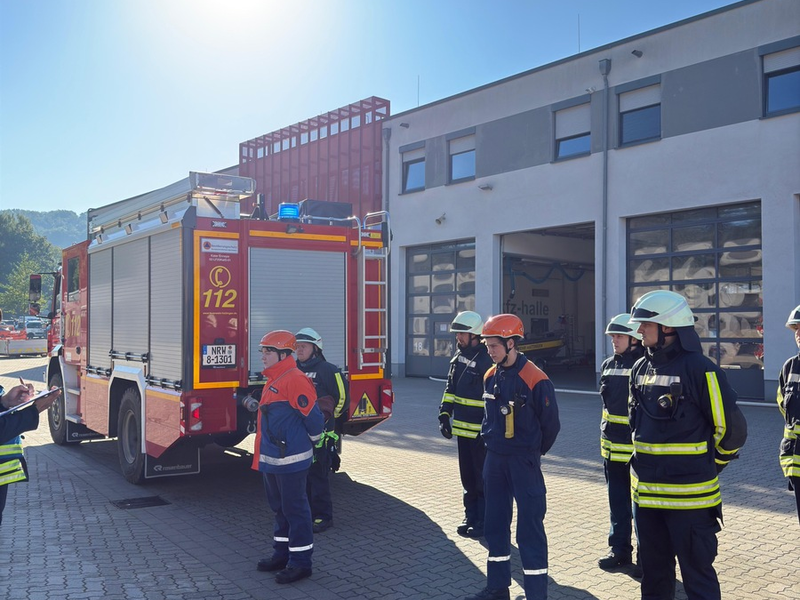 FW-EN: 18 Mitglieder der Feuerwehr Hattingen haben erfolgreich ihre Grundausbildung abgeschlossen - Foto: presseportal.de