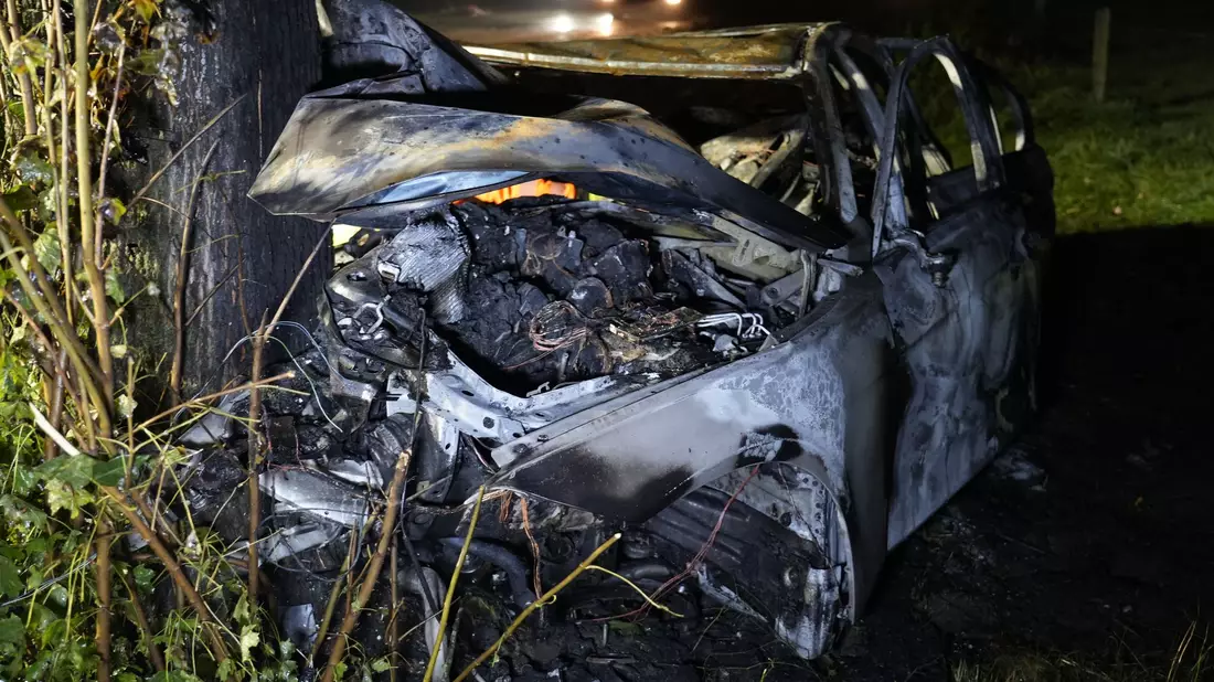 Bei dem Unfall starb der Beifahrer noch im Auto - Bild: Friedrich/Vifogra/dpa