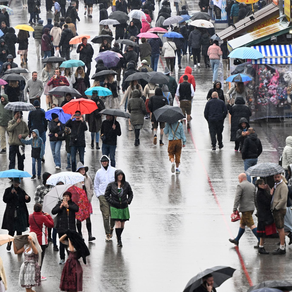 In den Zelten wird ausgelassen gefeiert.  - Foto: Felix Hörhager/dpa