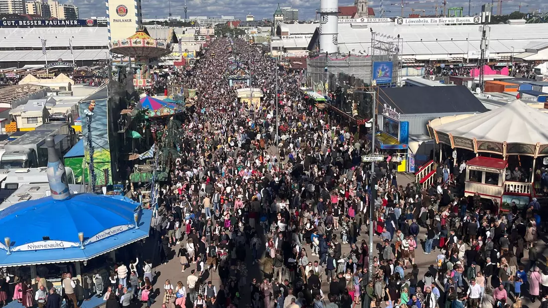 Die Wiesn verzeichnet noch mehr Besucher als im Vorjahr. - Bild: Christoph Trost/dpa