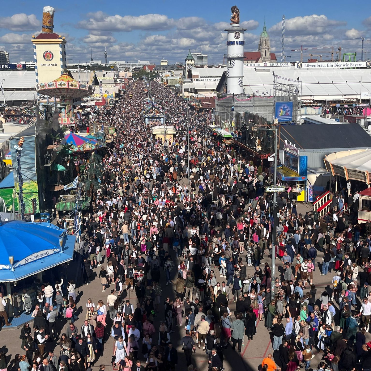 Die Wiesn verzeichnet noch mehr Besucher als im Vorjahr. - Foto: Christoph Trost/dpa