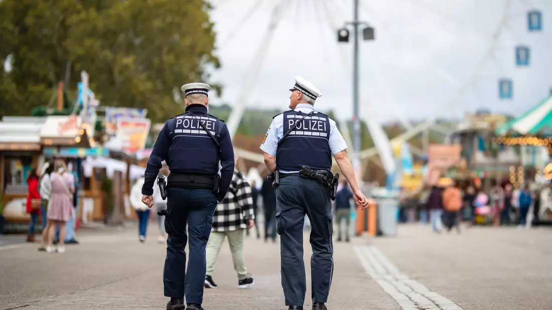 Hunderte Polizeibeamte sichern das Volksfest. - Bild: Christoph Schmidt/dpa