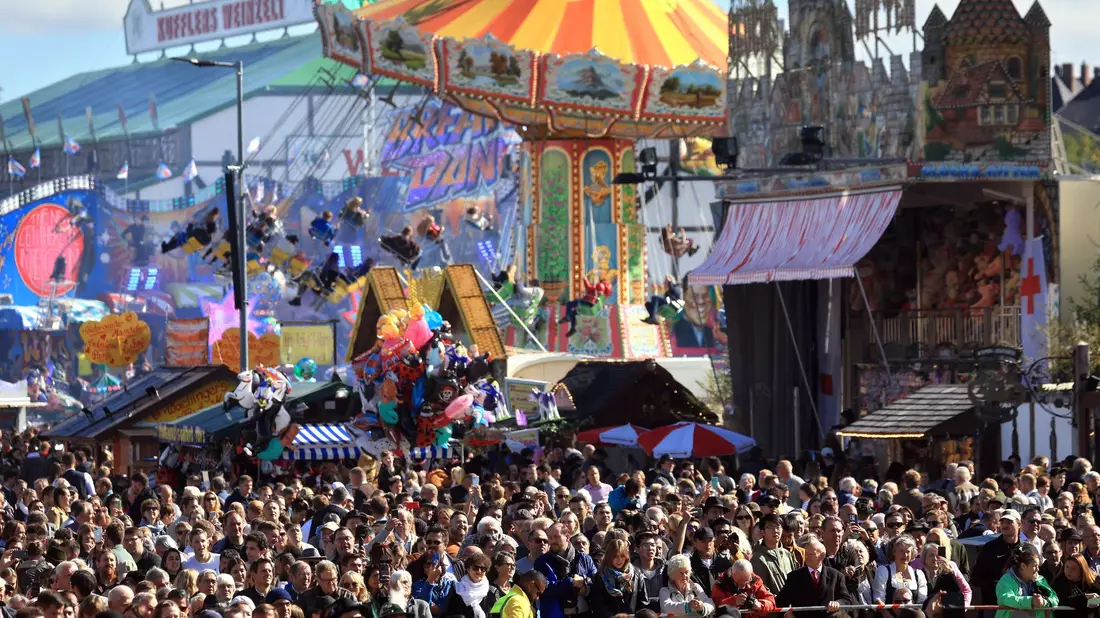 Böllerschützen schießen am letzten Wiesntag Salut.  - Bild: Karl-Josef Hildenbrand/dpa