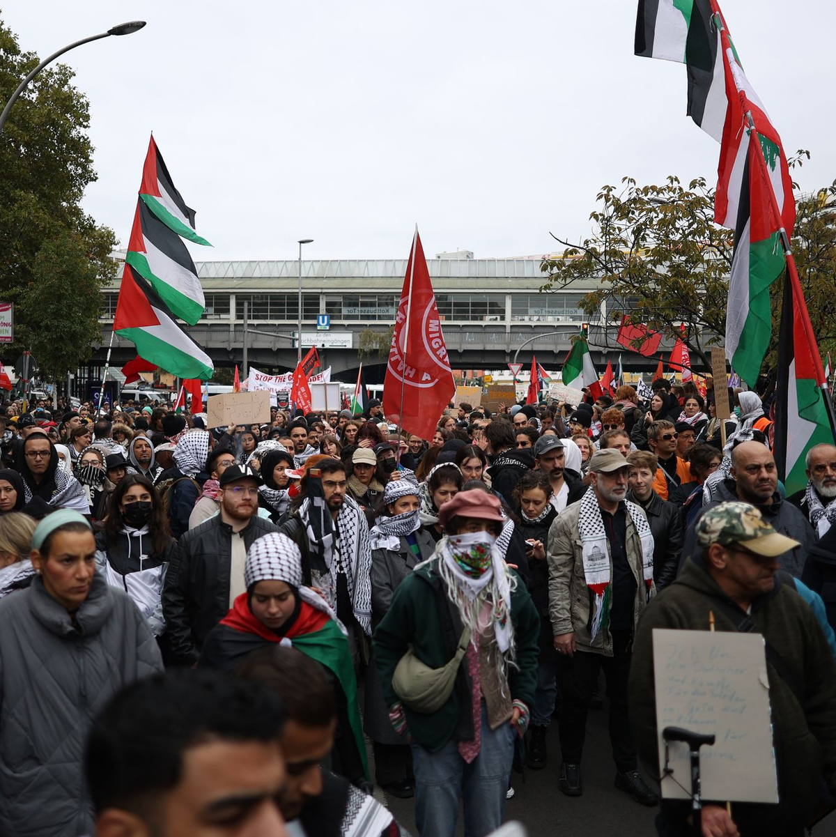 Zum Jahrestag des Hamas-Angriffs wird in Berlin gegen das Vorgehen Israels im Gazastreifen demonstriert.  - Foto: Jörg Carstensen/dpa